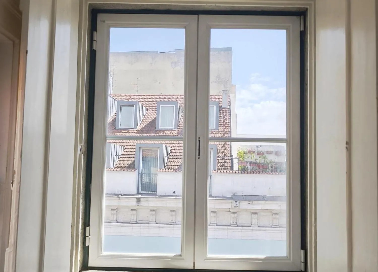 Homestay Rooms In Lisbon'S Bairro Alto In Shared Accommodation
