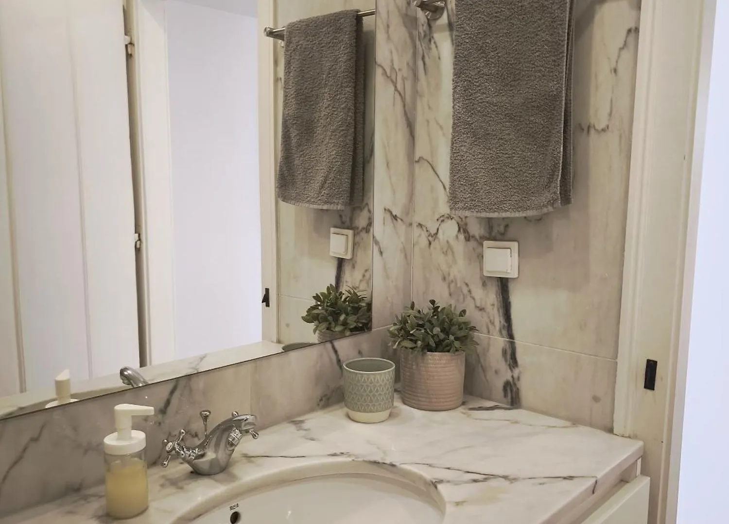 Homestay Rooms In Lisbon'S Bairro Alto In Shared Accommodation Portugal